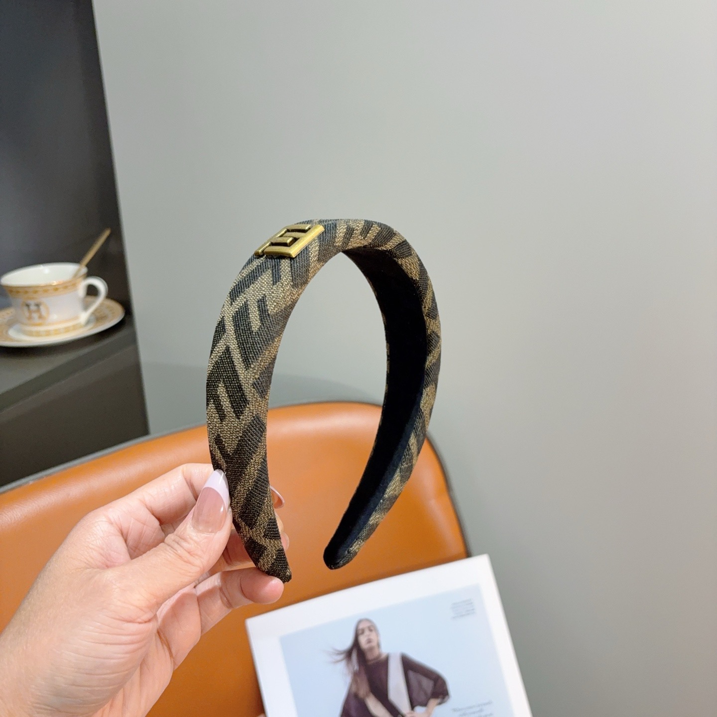 配包装FENDI 芬迪 经典新款双F字母发箍，宽版原单货， 简约百搭，潮女必备品，超级的高大上！