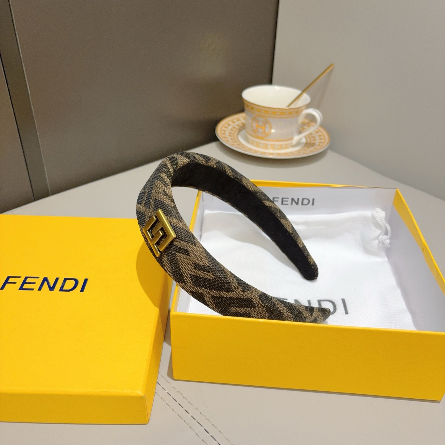 配包装FENDI 芬迪 经典新款双F字母发箍，宽版原单货， 简约百搭，潮女必备品，超级的高大上！