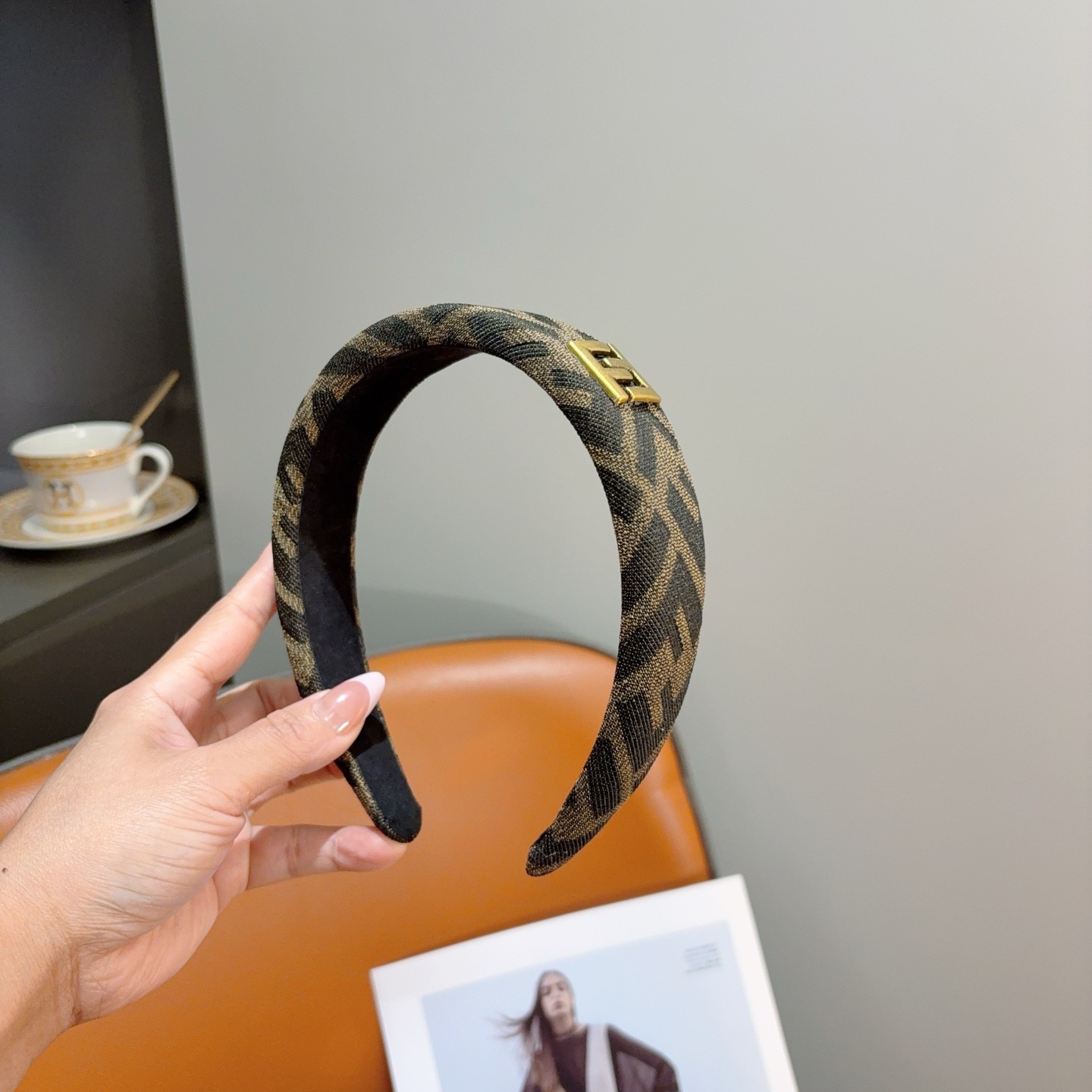 配包装FENDI 芬迪 经典新款双F字母发箍，宽版原单货， 简约百搭，潮女必备品，超级的高大上！