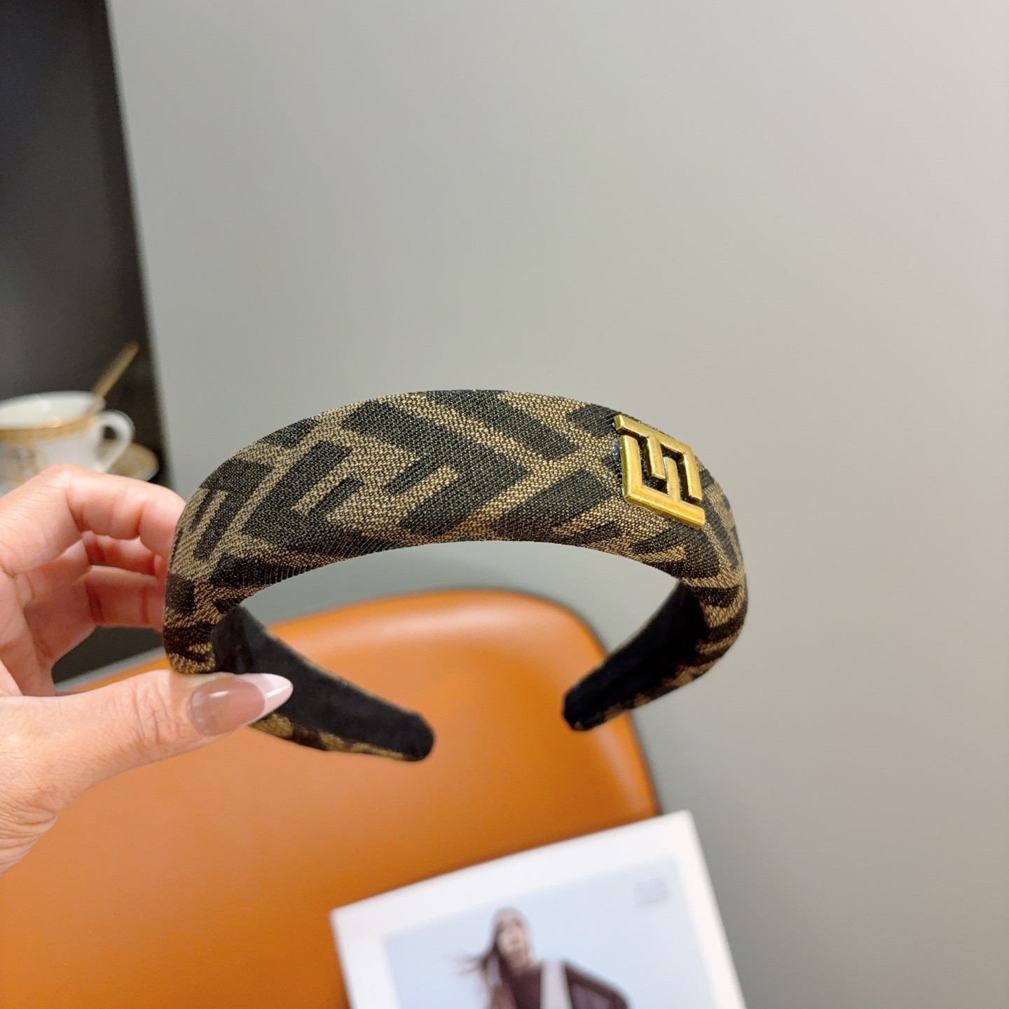 配包装FENDI 芬迪 经典新款双F字母发箍，宽版原单货， 简约百搭，潮女必备品，超级的高大上！