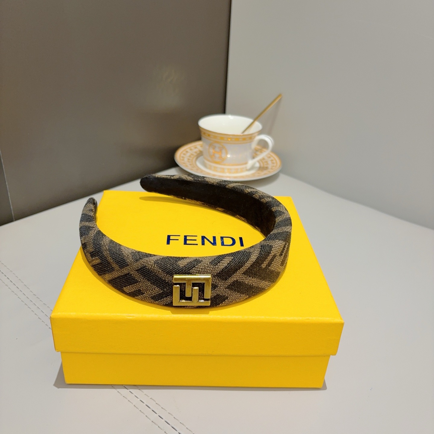 配包装FENDI 芬迪 经典新款双F字母发箍，宽版原单货， 简约百搭，潮女必备品，超级的高大上！