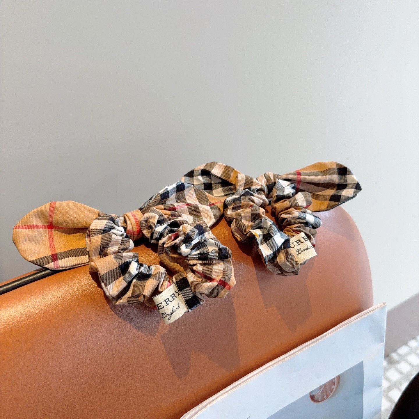 配包装BURBERRY（巴宝莉）网红经典款发圈，精致皮筋，佩戴舒适无压力，造型搭配必备！非常时尚百搭！