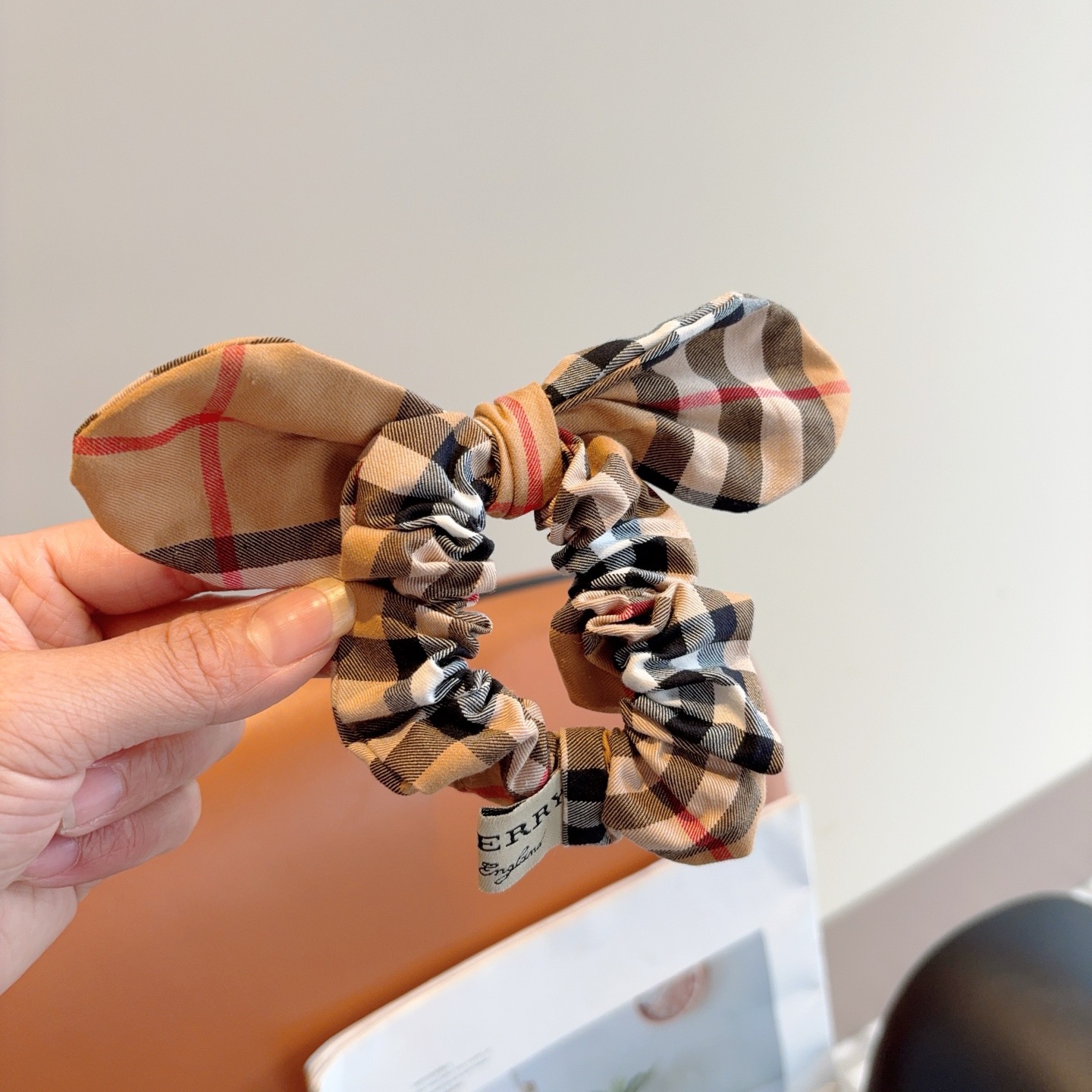 配包装BURBERRY（巴宝莉）网红经典款发圈，精致皮筋，佩戴舒适无压力，造型搭配必备！非常时尚百搭！