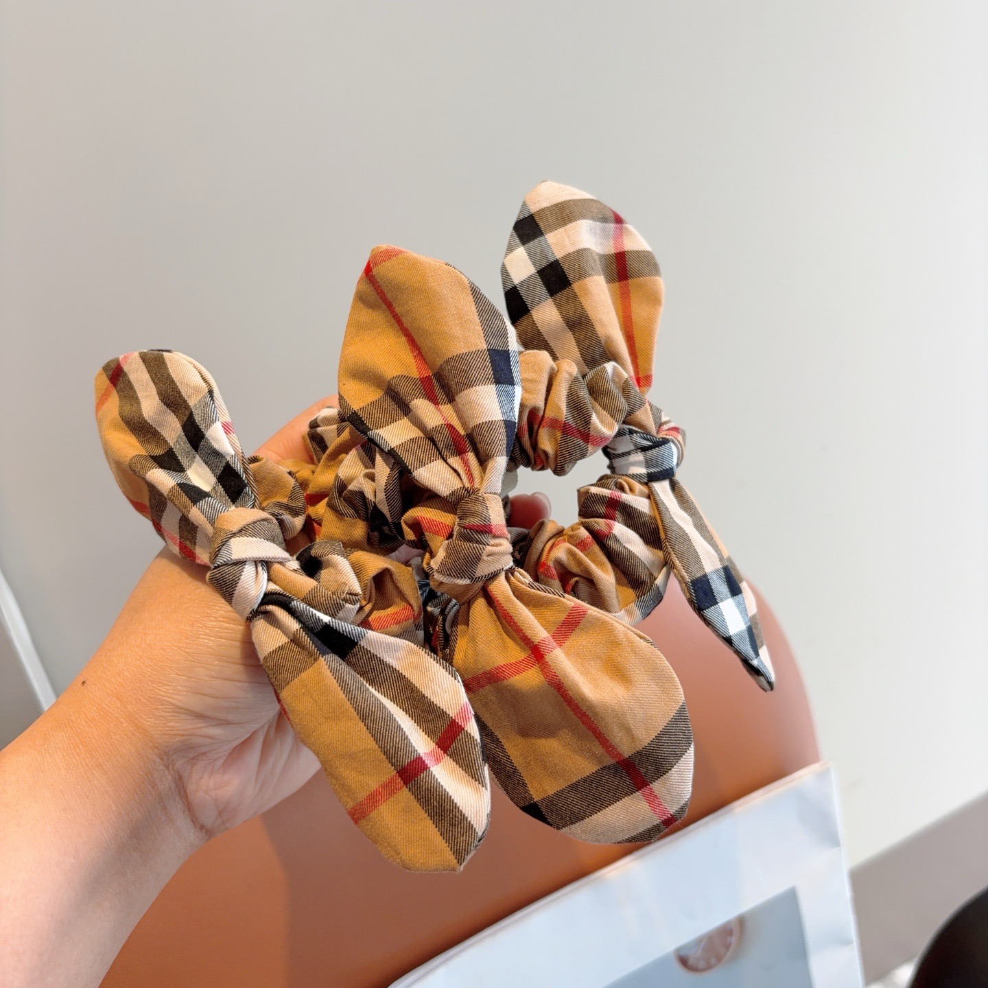 配包装BURBERRY（巴宝莉）网红经典款发圈，精致皮筋，佩戴舒适无压力，造型搭配必备！非常时尚百搭！