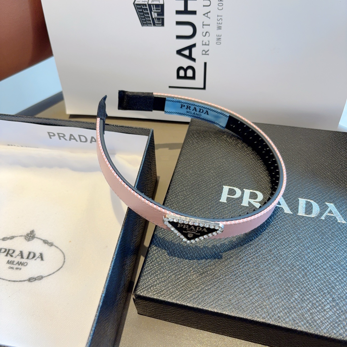 配包装PRADA （普拉达） 新款潮流发箍。气质女神必备单品。非常百搭，时尚潮流， 戴上它满满的高大上。