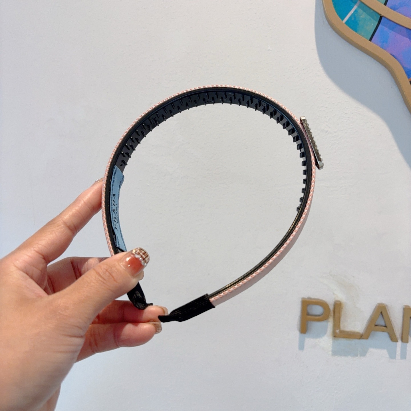 配包装PRADA （普拉达） 新款潮流发箍。气质女神必备单品。非常百搭，时尚潮流， 戴上它满满的高大上。