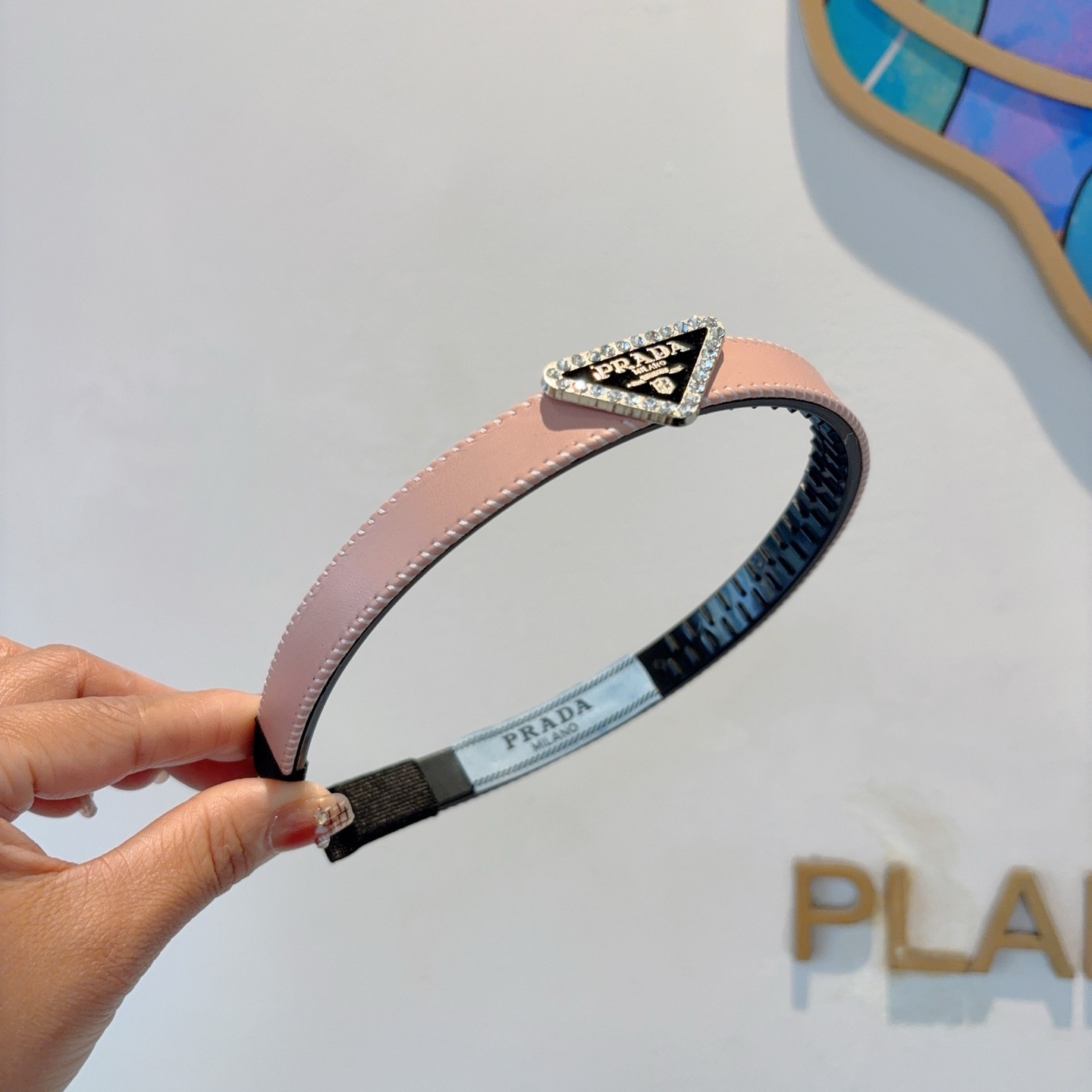 配包装PRADA （普拉达） 新款潮流发箍。气质女神必备单品。非常百搭，时尚潮流， 戴上它满满的高大上。