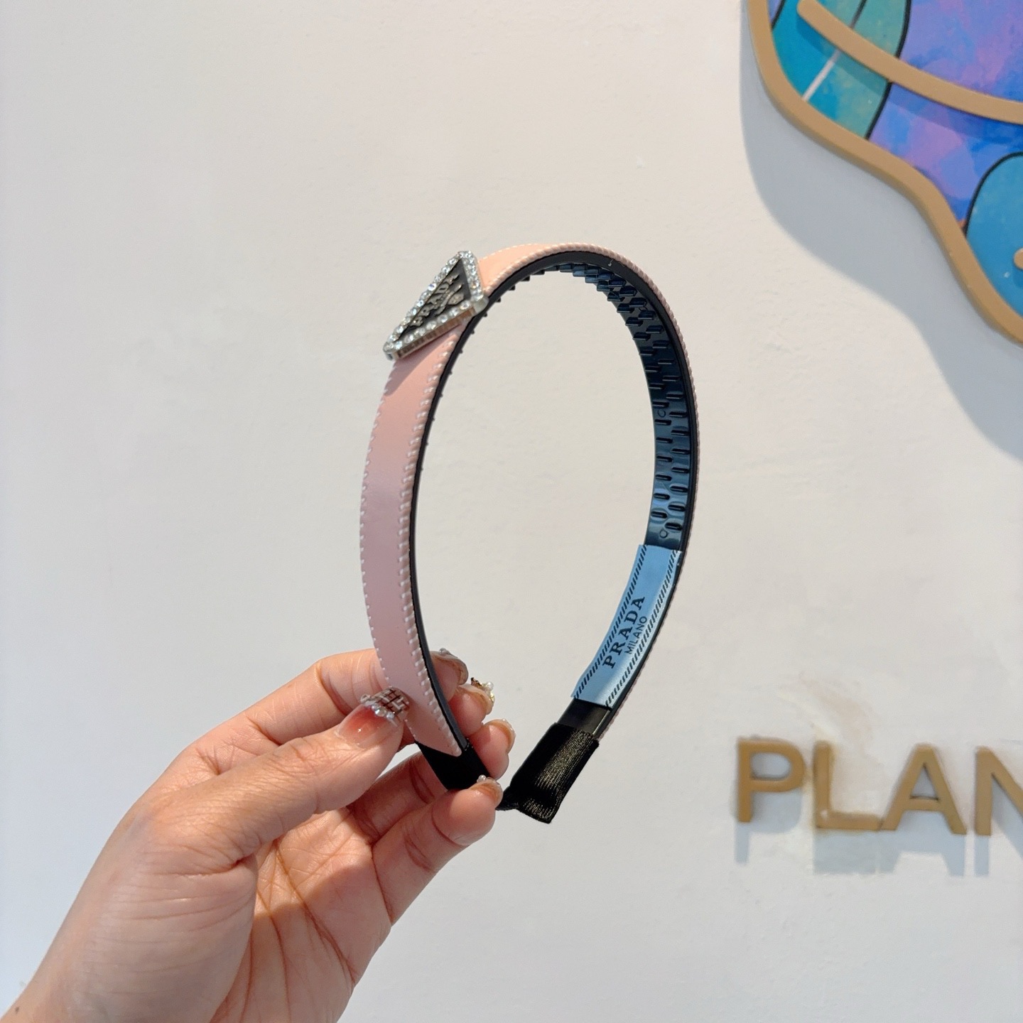 配包装PRADA （普拉达） 新款潮流发箍。气质女神必备单品。非常百搭，时尚潮流， 戴上它满满的高大上。