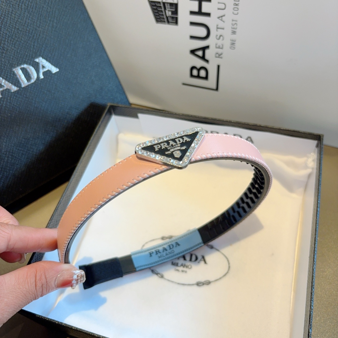 配包装PRADA （普拉达） 新款潮流发箍。气质女神必备单品。非常百搭，时尚潮流， 戴上它满满的高大上。