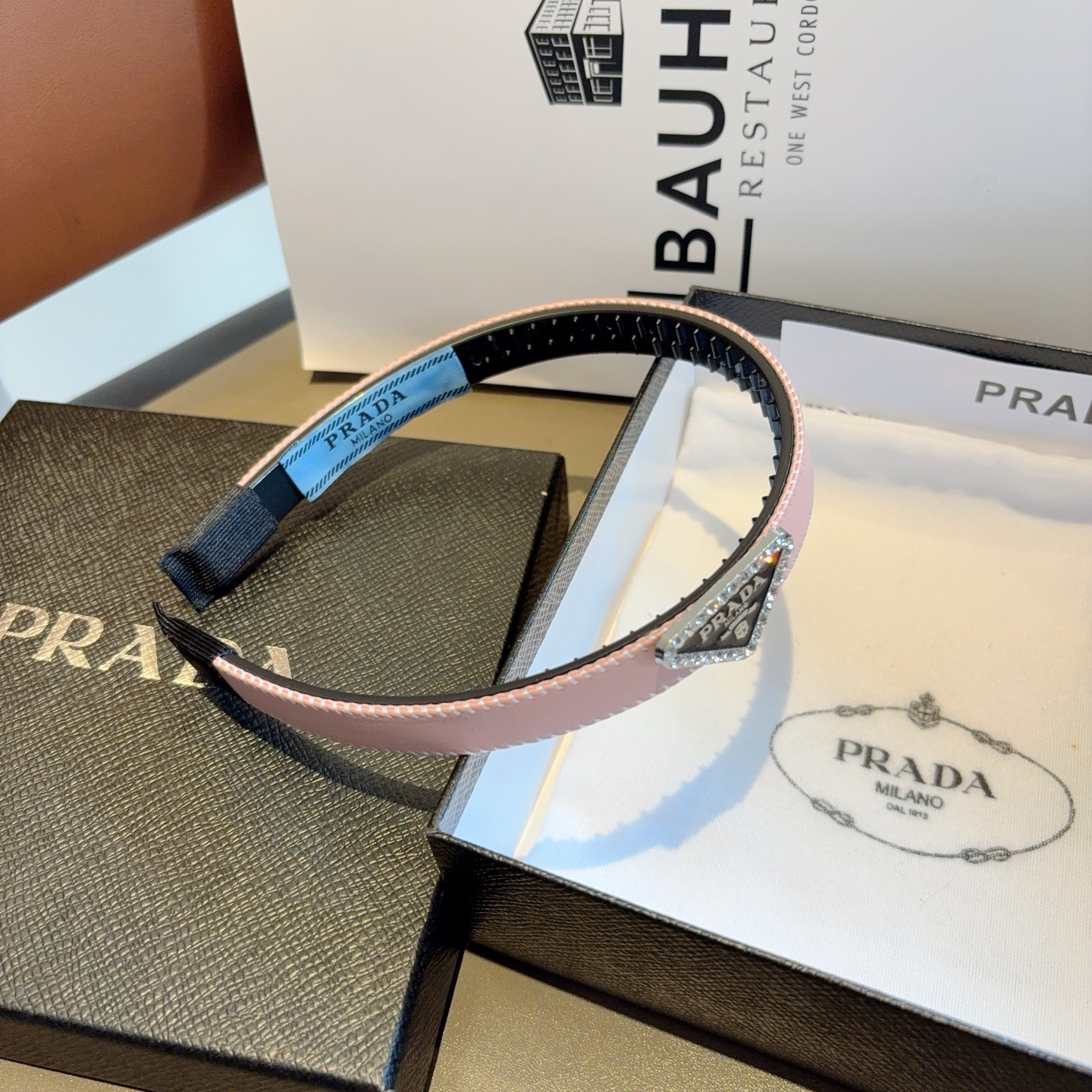 配包装PRADA （普拉达） 新款潮流发箍。气质女神必备单品。非常百搭，时尚潮流， 戴上它满满的高大上。