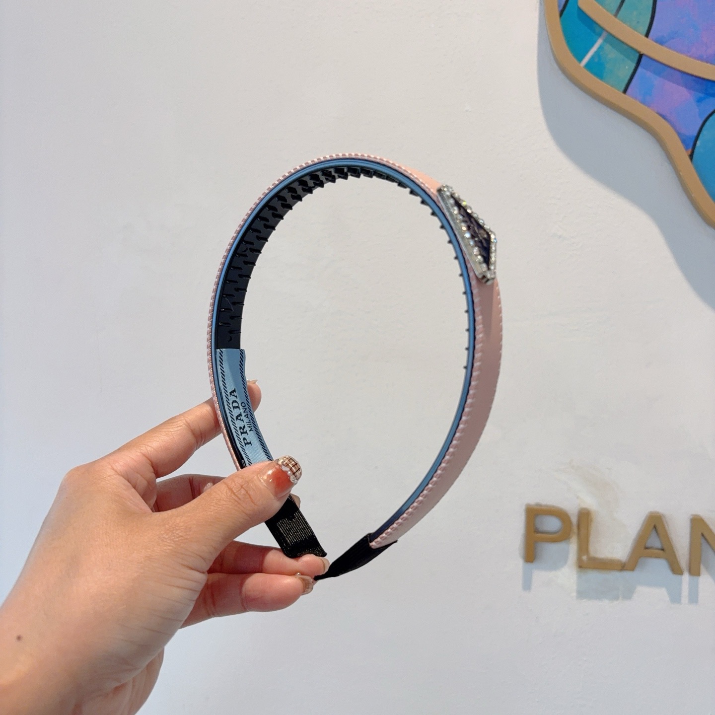 配包装PRADA （普拉达） 新款潮流发箍。气质女神必备单品。非常百搭，时尚潮流， 戴上它满满的高大上。