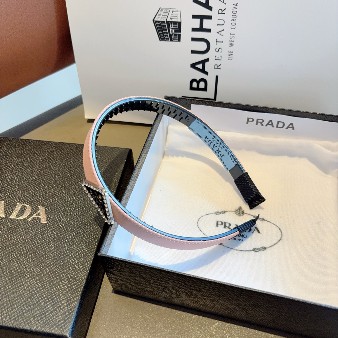 配包装PRADA （普拉达） 新款潮流发箍。气质女神必备单品。非常百搭，时尚潮流， 戴上它满满的高大上。