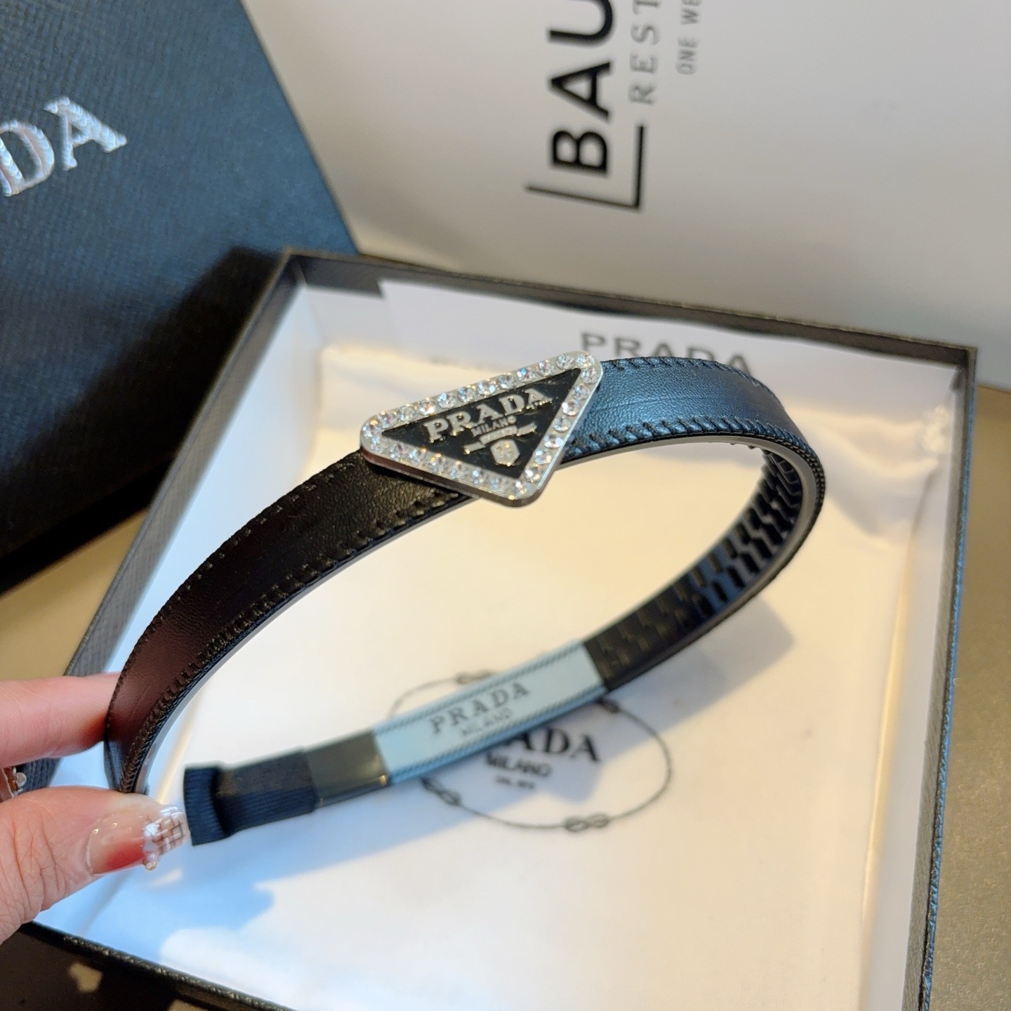 配包装PRADA （普拉达） 新款潮流发箍。气质女神必备单品。非常百搭，时尚潮流， 戴上它满满的高大上。