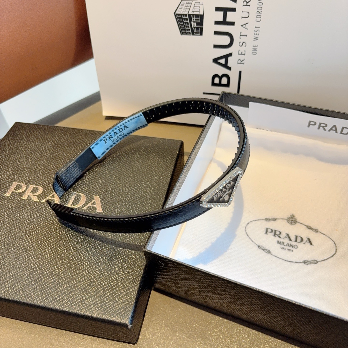 配包装PRADA （普拉达） 新款潮流发箍。气质女神必备单品。非常百搭，时尚潮流， 戴上它满满的高大上。