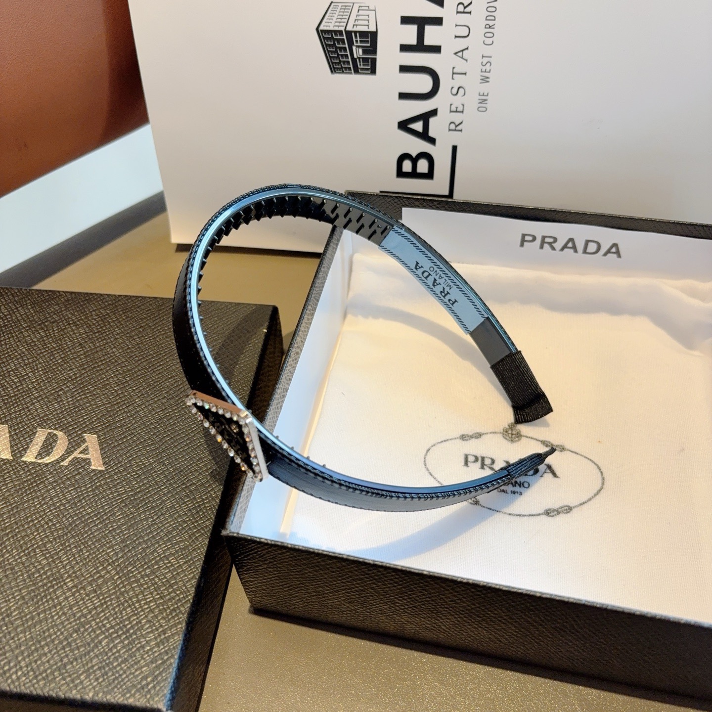 配包装PRADA （普拉达） 新款潮流发箍。气质女神必备单品。非常百搭，时尚潮流， 戴上它满满的高大上。
