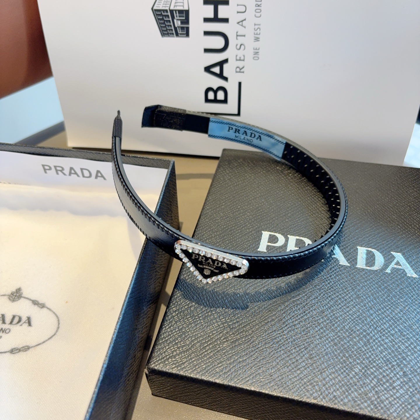 配包装PRADA （普拉达） 新款潮流发箍。气质女神必备单品。非常百搭，时尚潮流， 戴上它满满的高大上。
