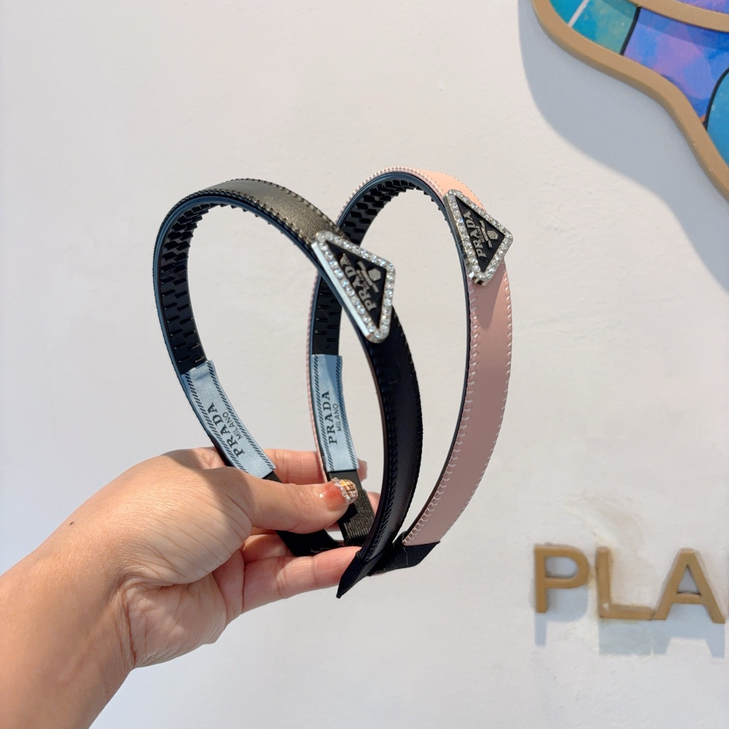 配包装PRADA （普拉达） 新款潮流发箍。气质女神必备单品。非常百搭，时尚潮流， 戴上它满满的高大上。