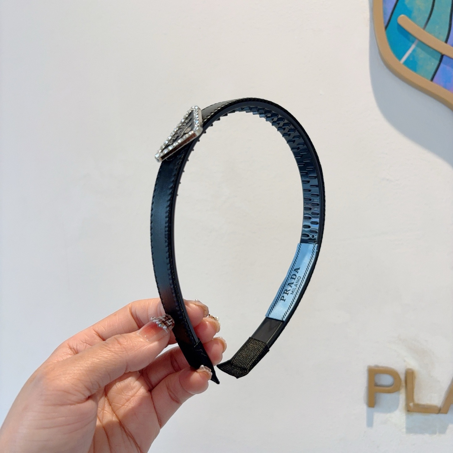 配包装PRADA （普拉达） 新款潮流发箍。气质女神必备单品。非常百搭，时尚潮流， 戴上它满满的高大上。