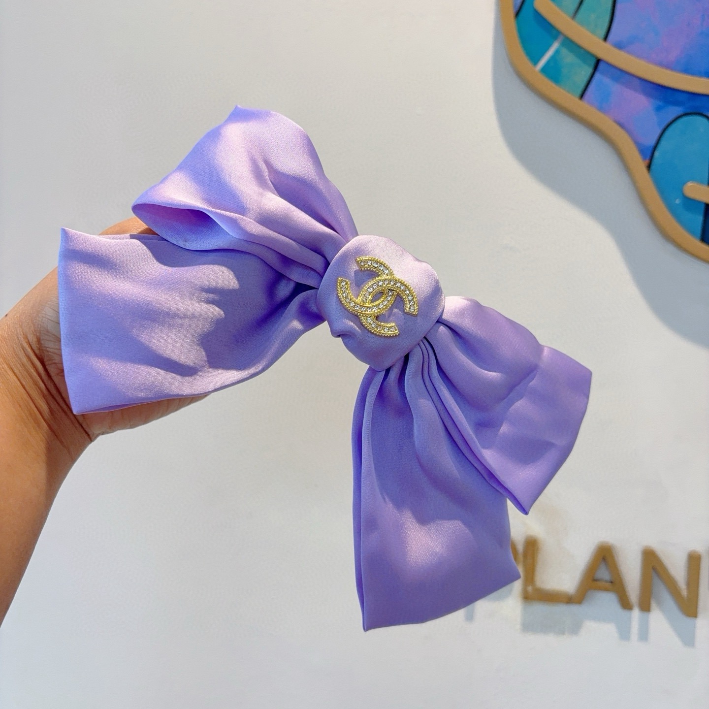 配包装CHANEL （香奈儿）明星同款蝴蝶结波点弹弓夹 网红推荐款♥ 复古蝴蝶结款，超级百搭哦！敲黑板推