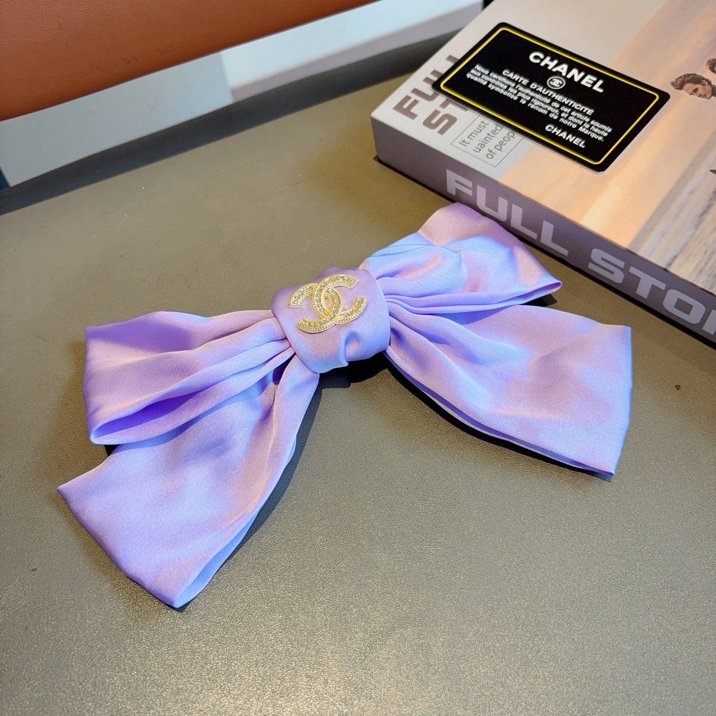 配包装CHANEL （香奈儿）明星同款蝴蝶结波点弹弓夹 网红推荐款♥ 复古蝴蝶结款，超级百搭哦！敲黑板推