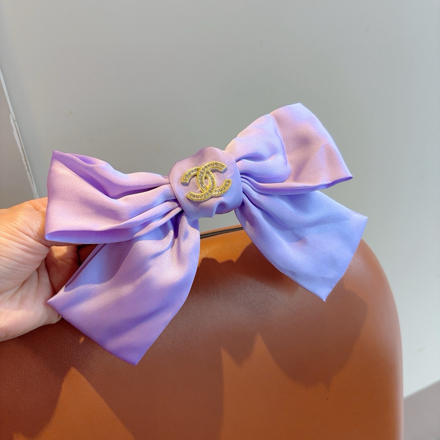 配包装CHANEL （香奈儿）明星同款蝴蝶结波点弹弓夹 网红推荐款♥ 复古蝴蝶结款，超级百搭哦！敲黑板推