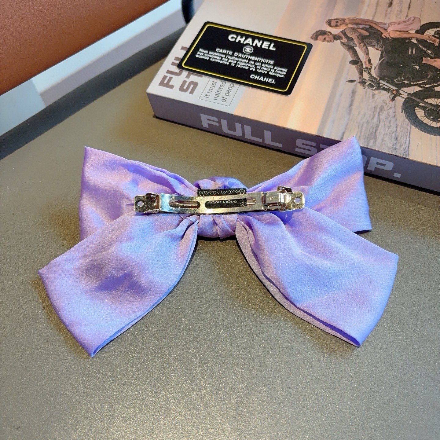 配包装CHANEL （香奈儿）明星同款蝴蝶结波点弹弓夹 网红推荐款♥ 复古蝴蝶结款，超级百搭哦！敲黑板推