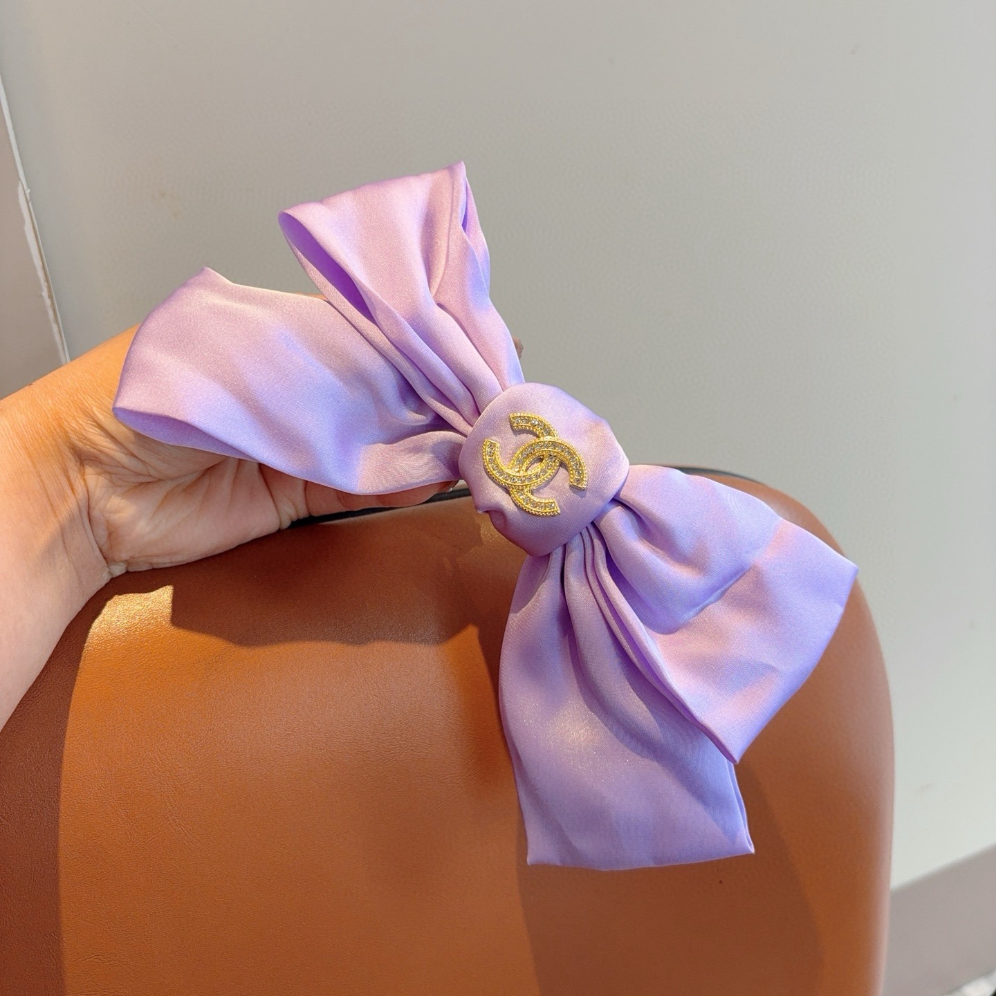 配包装CHANEL （香奈儿）明星同款蝴蝶结波点弹弓夹 网红推荐款♥ 复古蝴蝶结款，超级百搭哦！敲黑板推