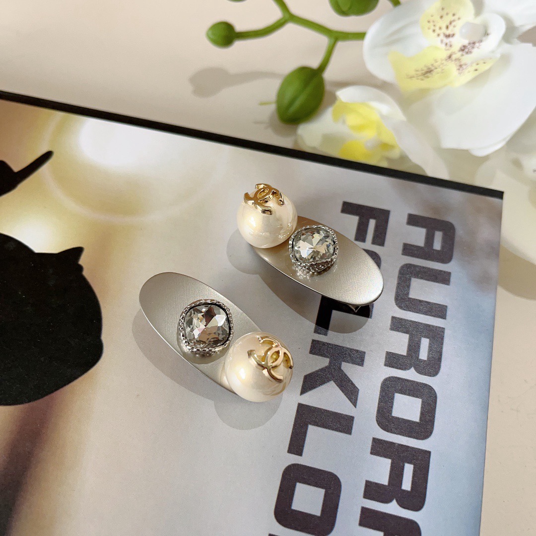 配包装 （一对）CHANEL（香奈儿） 新款小香风钻珍珠BB夹、经典字母logo边夹刘海夹发饰， 高级感