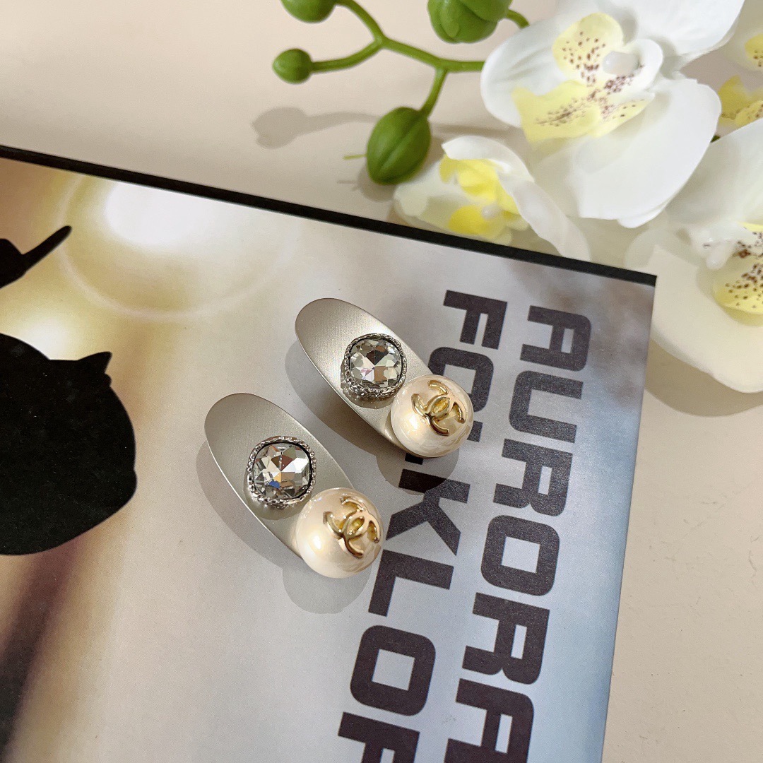 配包装 （一对）CHANEL（香奈儿） 新款小香风钻珍珠BB夹、经典字母logo边夹刘海夹发饰， 高级感