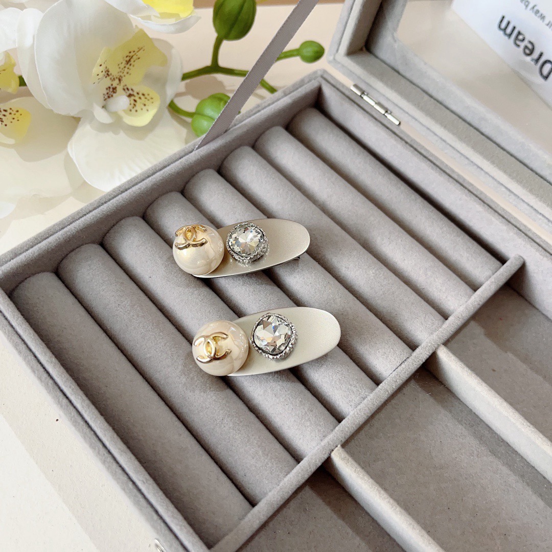 配包装 （一对）CHANEL（香奈儿） 新款小香风钻珍珠BB夹、经典字母logo边夹刘海夹发饰， 高级感