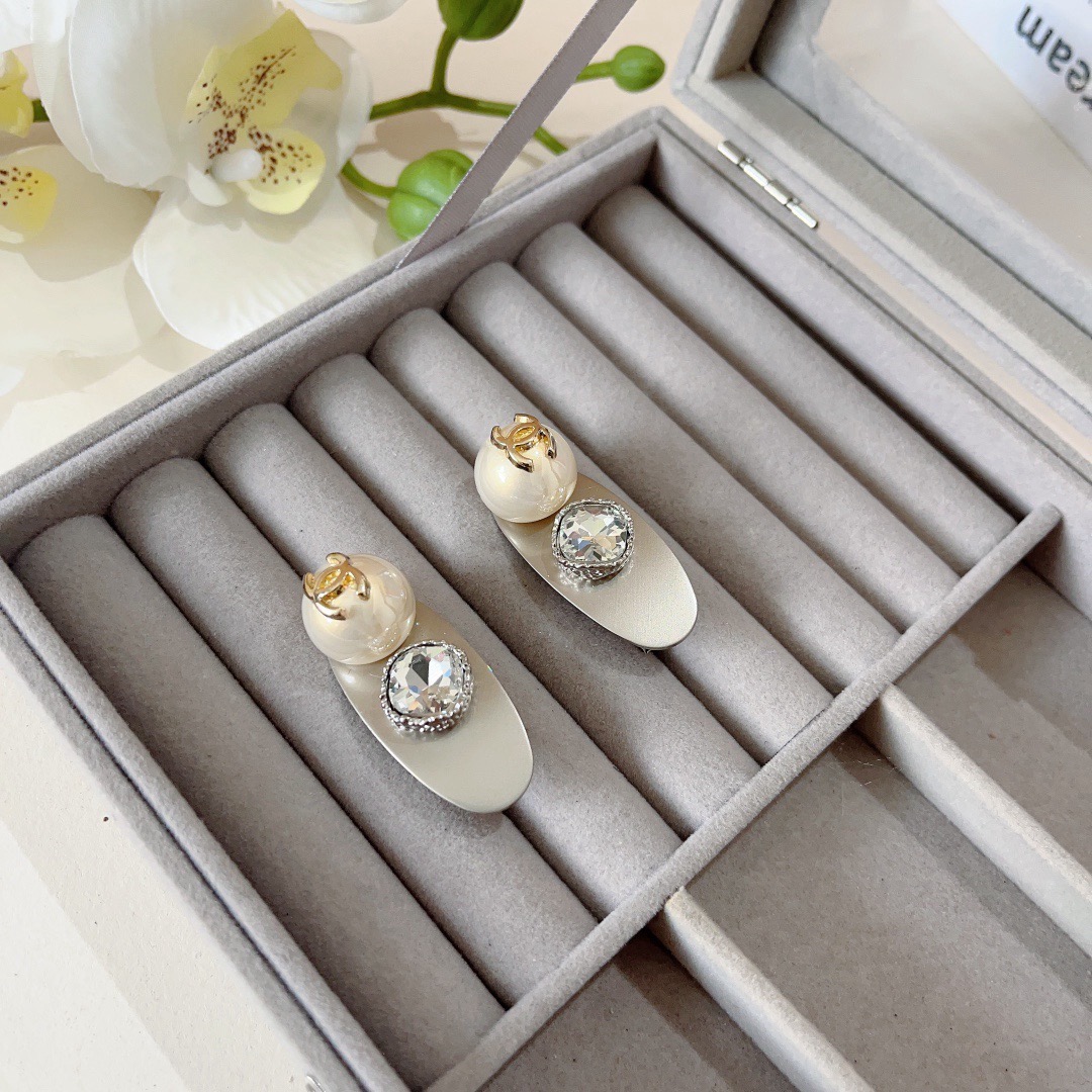 配包装 （一对）CHANEL（香奈儿） 新款小香风钻珍珠BB夹、经典字母logo边夹刘海夹发饰， 高级感