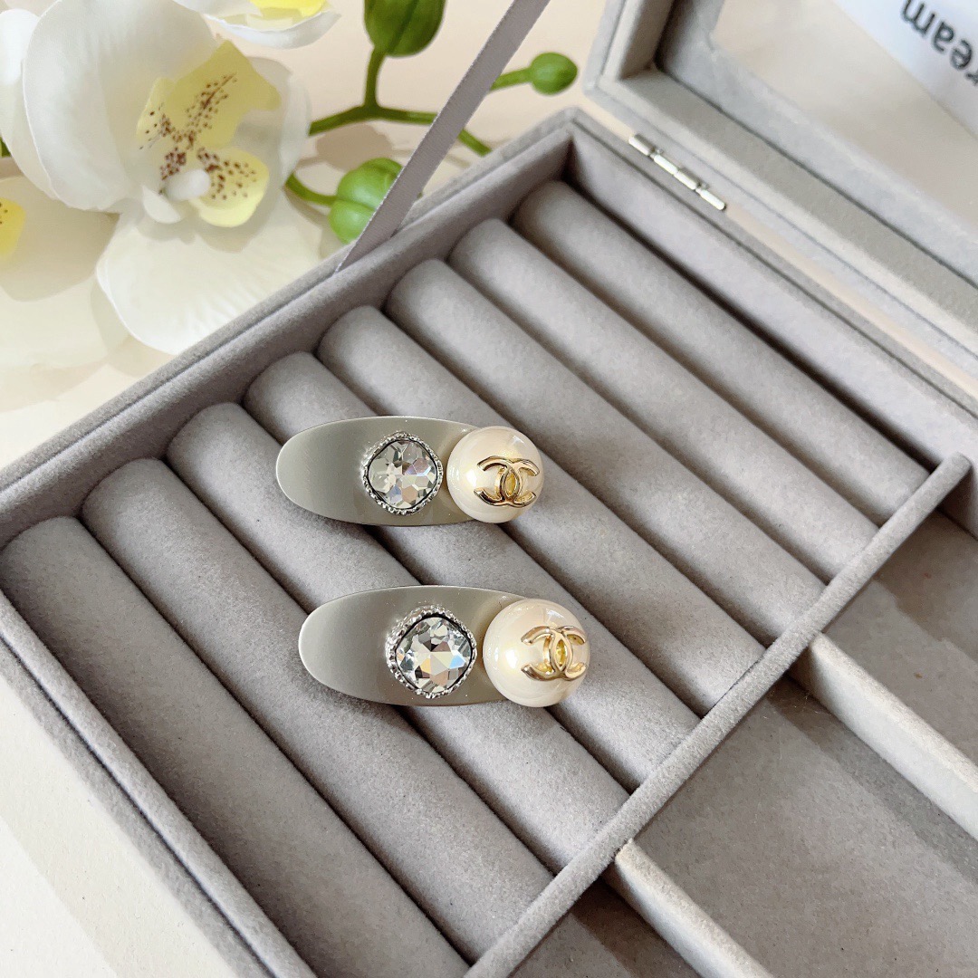 配包装 （一对）CHANEL（香奈儿） 新款小香风钻珍珠BB夹、经典字母logo边夹刘海夹发饰， 高级感