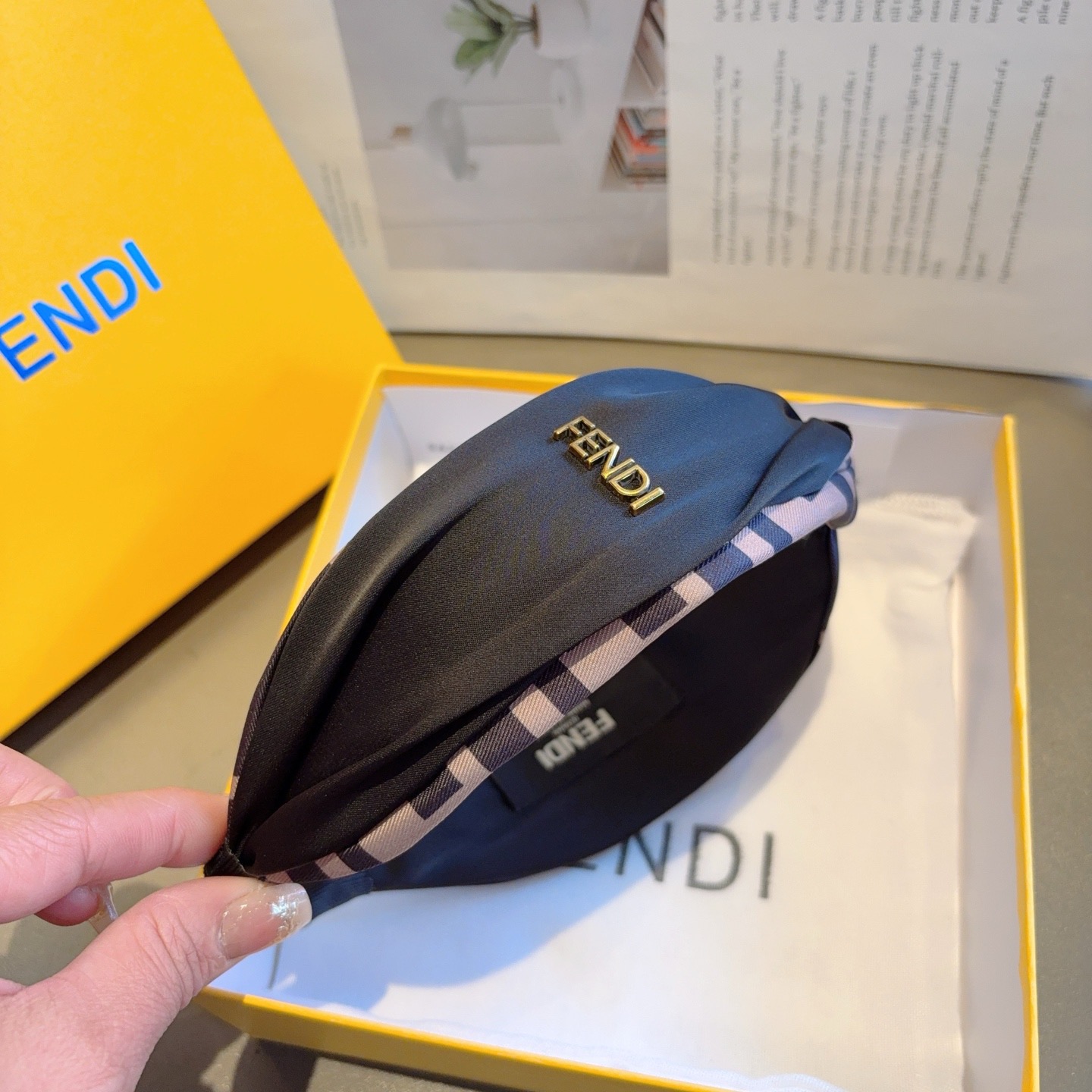 配包装FENDI 芬迪 火爆新款双F发箍，宽版原单头箍， 简约百搭，潮女必备品，超级的高大上！