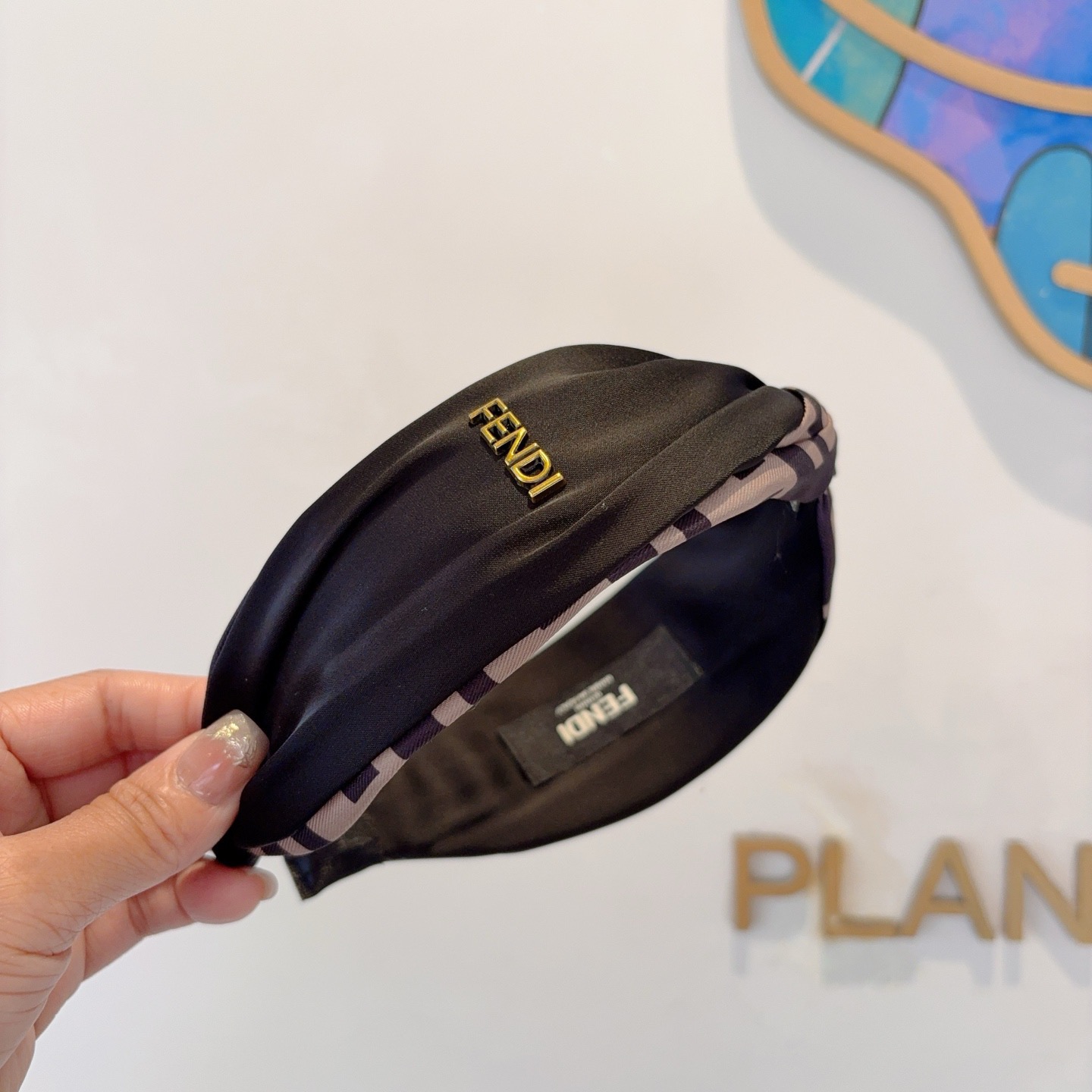 配包装FENDI 芬迪 火爆新款双F发箍，宽版原单头箍， 简约百搭，潮女必备品，超级的高大上！