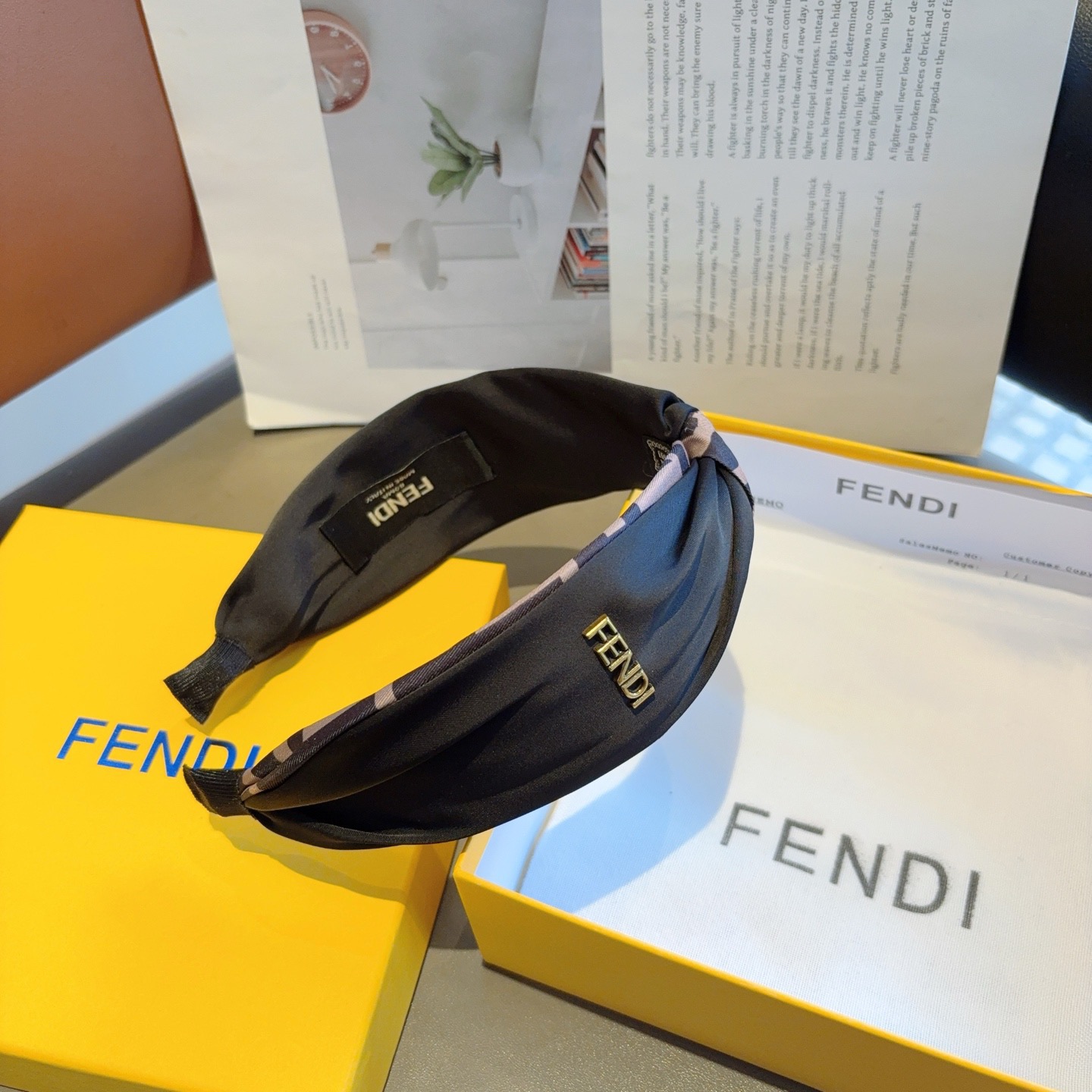 配包装FENDI 芬迪 火爆新款双F发箍，宽版原单头箍， 简约百搭，潮女必备品，超级的高大上！