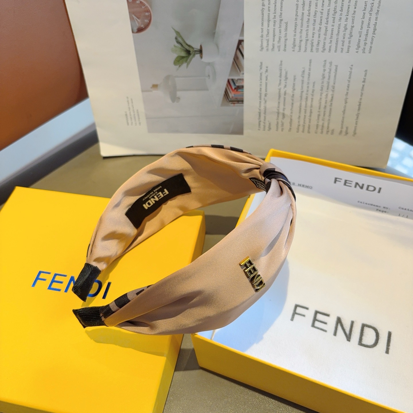 配包装FENDI 芬迪 火爆新款双F发箍，宽版原单头箍， 简约百搭，潮女必备品，超级的高大上！