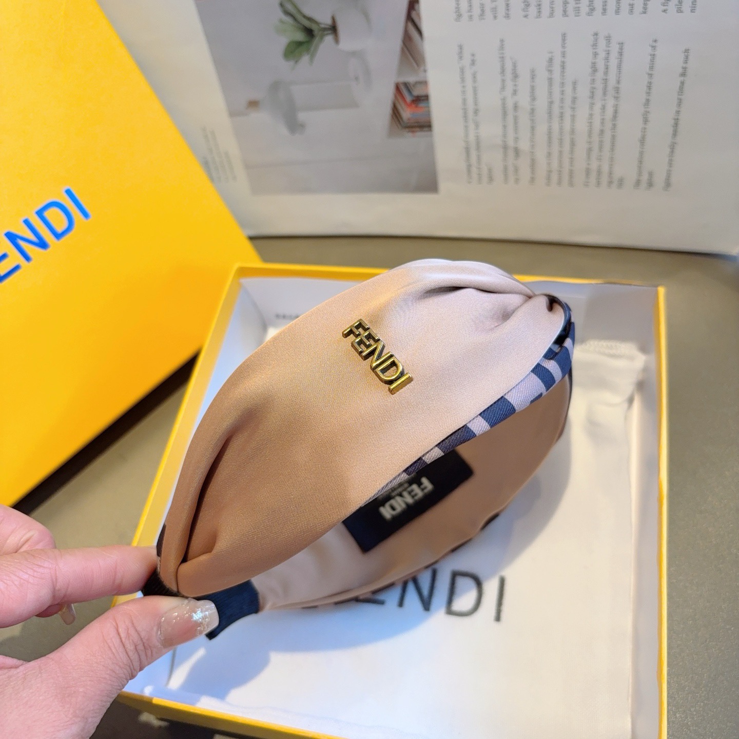 配包装FENDI 芬迪 火爆新款双F发箍，宽版原单头箍， 简约百搭，潮女必备品，超级的高大上！