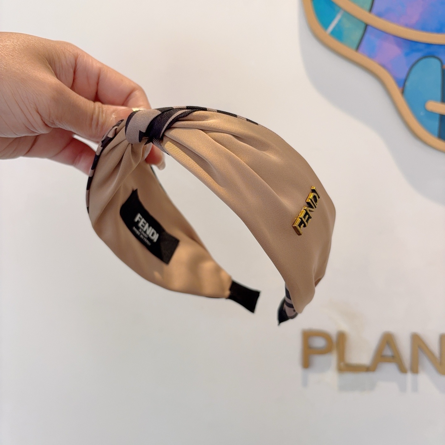 配包装FENDI 芬迪 火爆新款双F发箍，宽版原单头箍， 简约百搭，潮女必备品，超级的高大上！