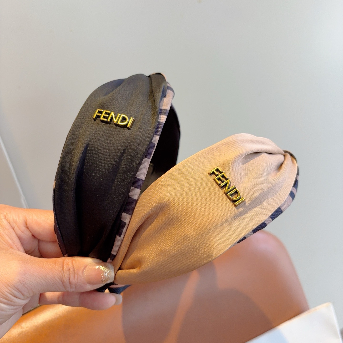 配包装FENDI 芬迪 火爆新款双F发箍，宽版原单头箍， 简约百搭，潮女必备品，超级的高大上！