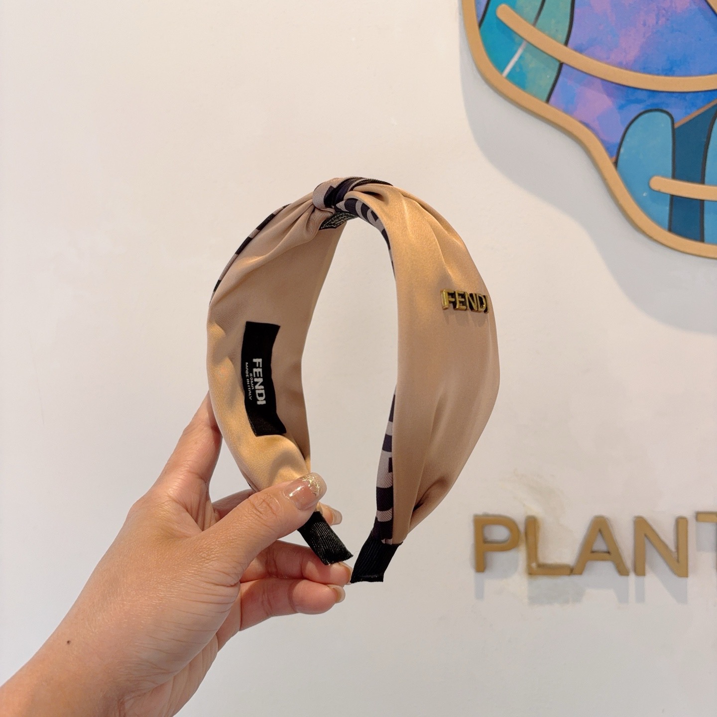 配包装FENDI 芬迪 火爆新款双F发箍，宽版原单头箍， 简约百搭，潮女必备品，超级的高大上！