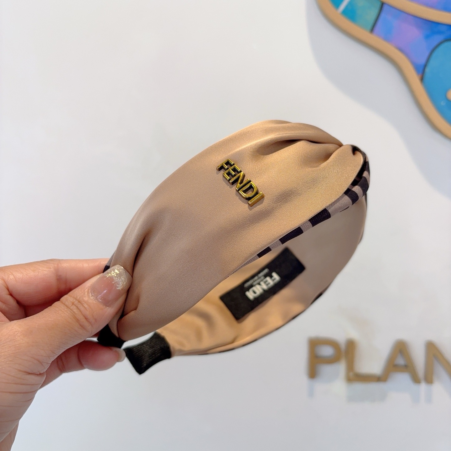 配包装FENDI 芬迪 火爆新款双F发箍，宽版原单头箍， 简约百搭，潮女必备品，超级的高大上！