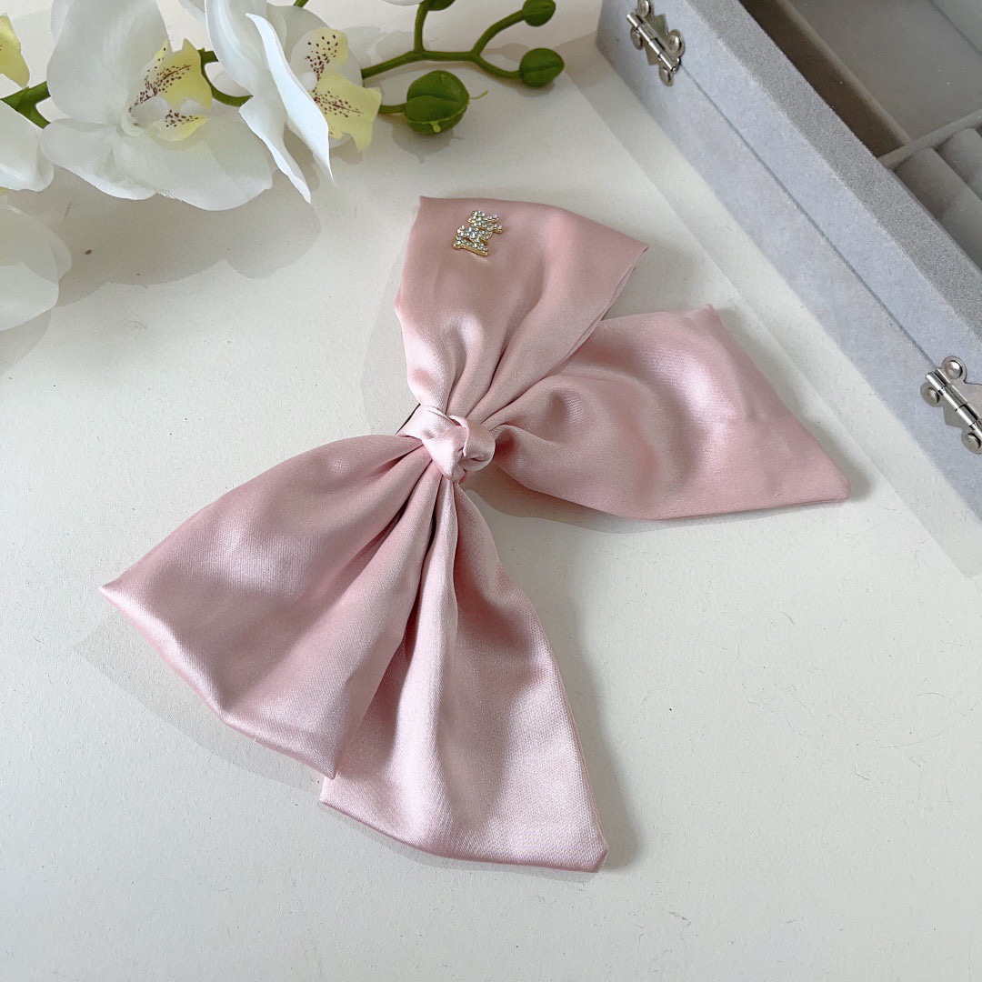 配包装Dior （迪奥）明星同款蝴蝶结发夹 缎面材质弹弓夹 网红推荐款♥ 经典蝴蝶结头饰，超级百搭哦！敲