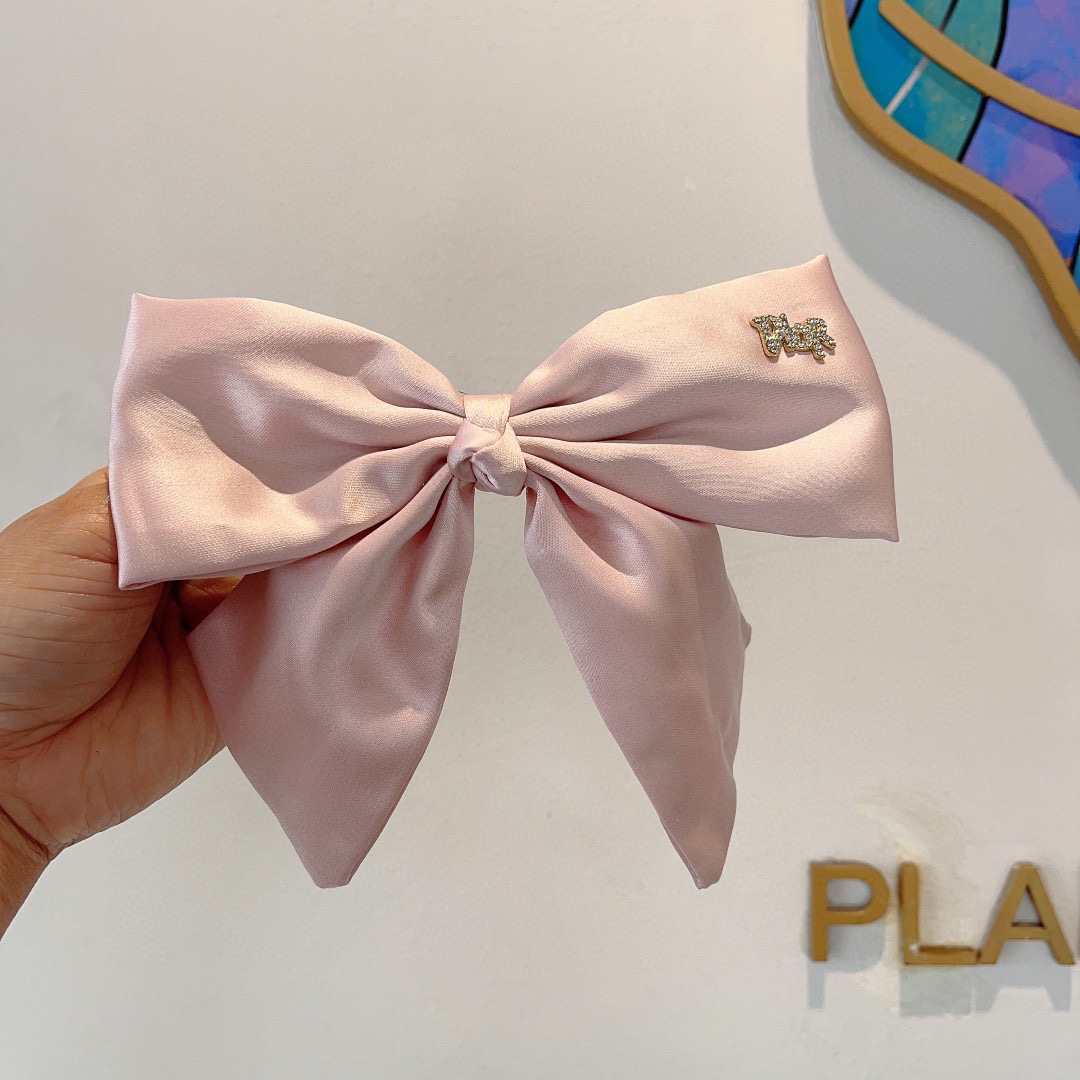 配包装Dior （迪奥）明星同款蝴蝶结发夹 缎面材质弹弓夹 网红推荐款♥ 经典蝴蝶结头饰，超级百搭哦！敲