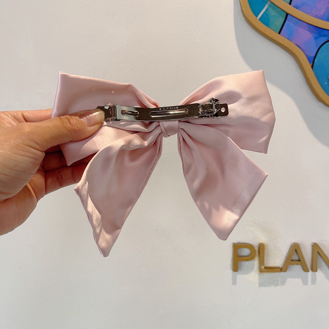 配包装Dior （迪奥）明星同款蝴蝶结发夹 缎面材质弹弓夹 网红推荐款♥ 经典蝴蝶结头饰，超级百搭哦！敲