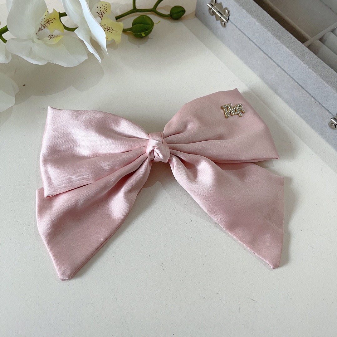 配包装Dior （迪奥）明星同款蝴蝶结发夹 缎面材质弹弓夹 网红推荐款♥ 经典蝴蝶结头饰，超级百搭哦！敲