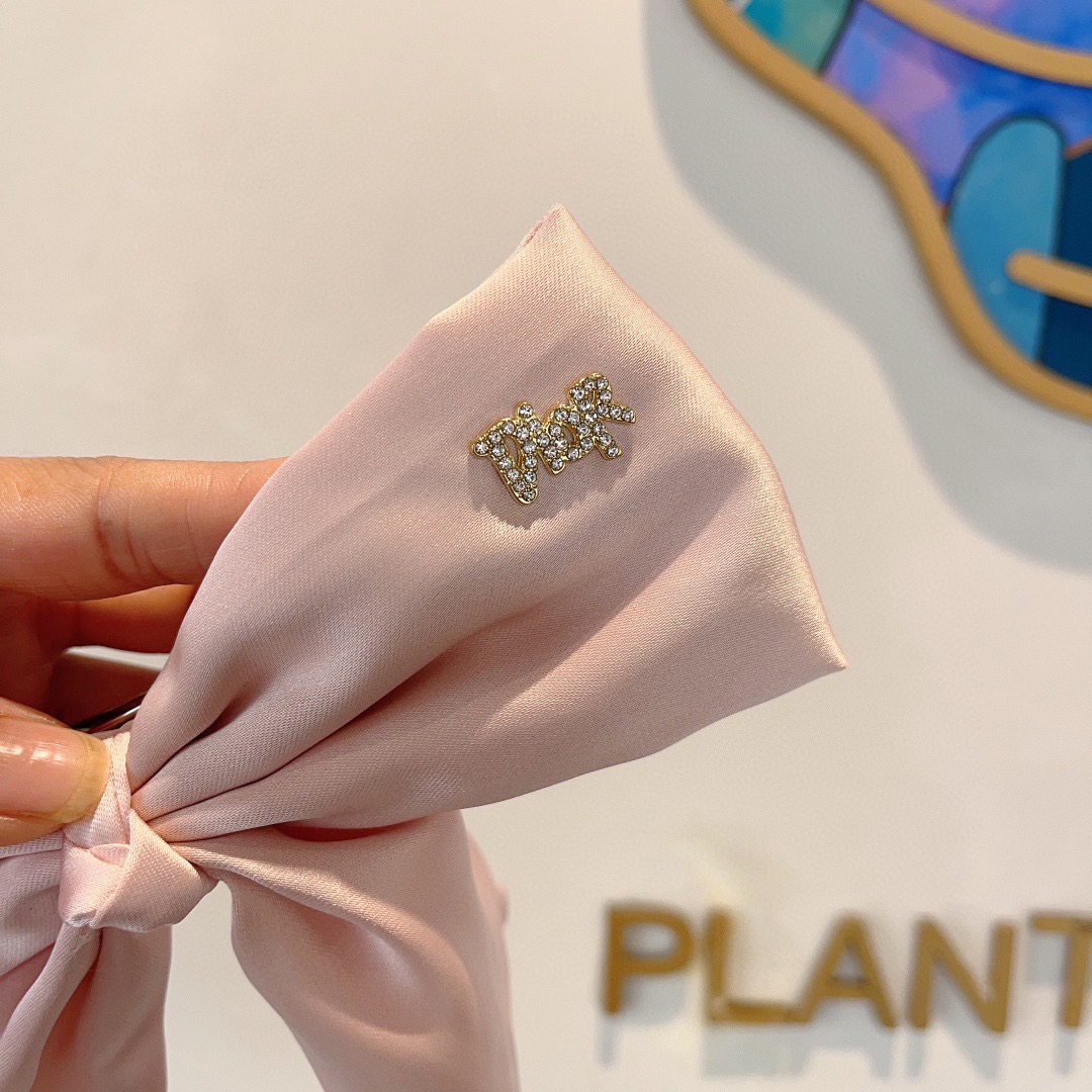 配包装Dior （迪奥）明星同款蝴蝶结发夹 缎面材质弹弓夹 网红推荐款♥ 经典蝴蝶结头饰，超级百搭哦！敲