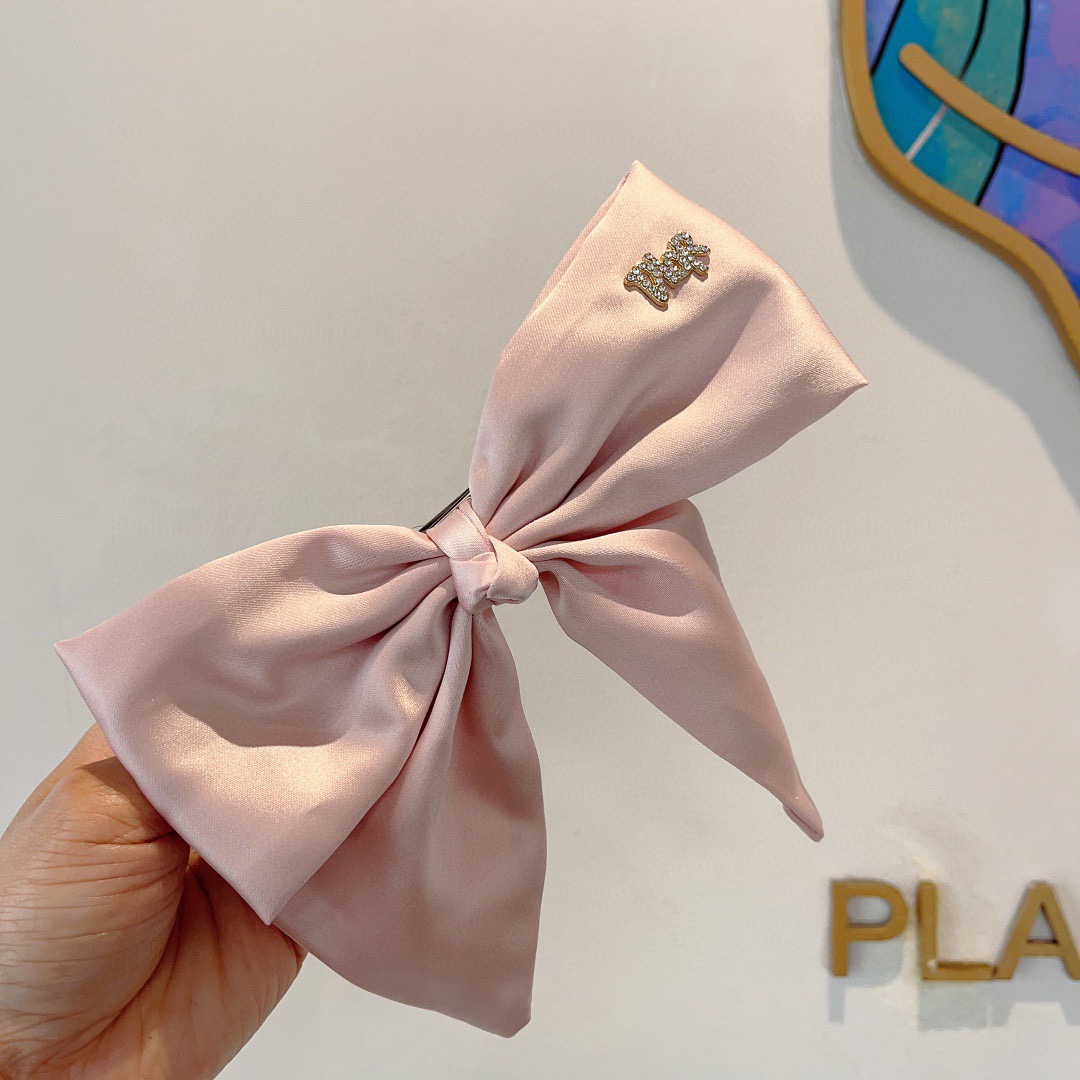 配包装Dior （迪奥）明星同款蝴蝶结发夹 缎面材质弹弓夹 网红推荐款♥ 经典蝴蝶结头饰，超级百搭哦！敲