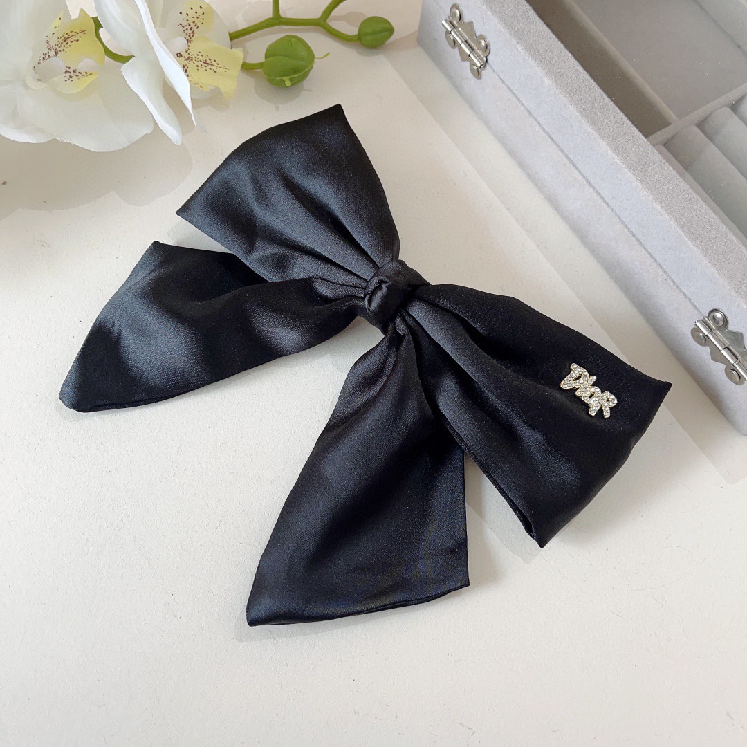 配包装Dior （迪奥）明星同款蝴蝶结发夹 缎面材质弹弓夹 网红推荐款♥ 经典蝴蝶结头饰，超级百搭哦！敲