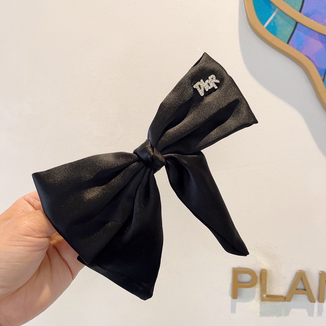 配包装Dior （迪奥）明星同款蝴蝶结发夹 缎面材质弹弓夹 网红推荐款♥ 经典蝴蝶结头饰，超级百搭哦！敲
