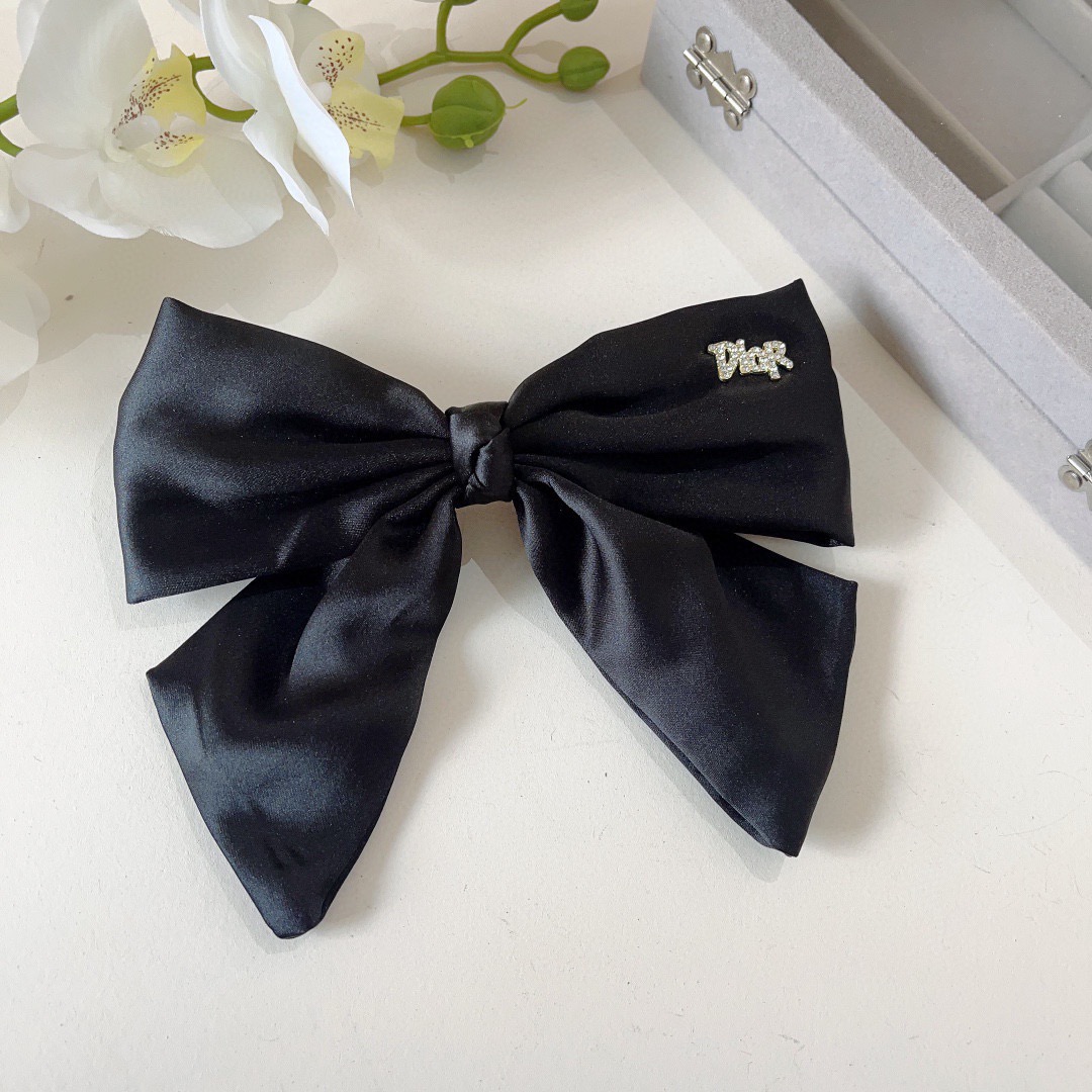 配包装Dior （迪奥）明星同款蝴蝶结发夹 缎面材质弹弓夹 网红推荐款♥ 经典蝴蝶结头饰，超级百搭哦！敲